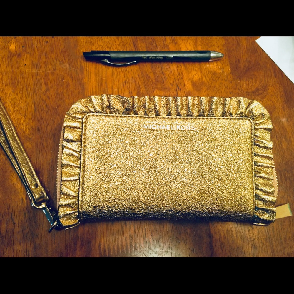 Michael Kors 💛💛💛 gold ruffle wristlet wallet